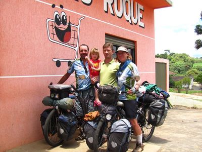 En route  /  Survoje