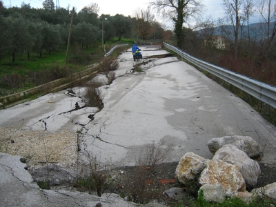 En route  /  Survoje