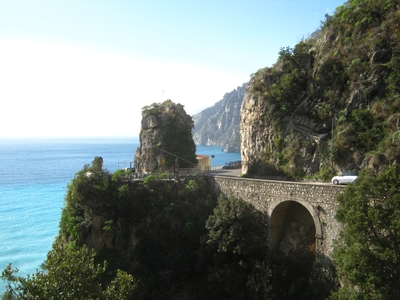 En route  /  Survoje